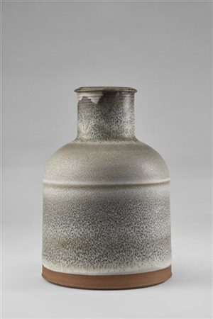 Nanni Valentini Bottiglia in terracotta smaltata nei toni del grigio/crème. Mani