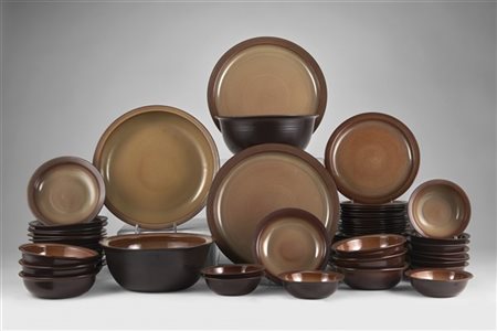 Nanni Valentini Lotto composto da numerosi piatti in grés smaltato marrone. Mani