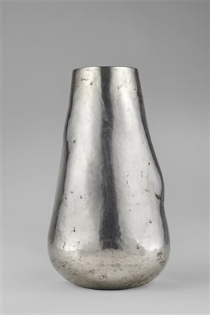 Arrigo Finzi Vaso in argento martellato, titolo 800. Milano, anni '30/'40. (g 85