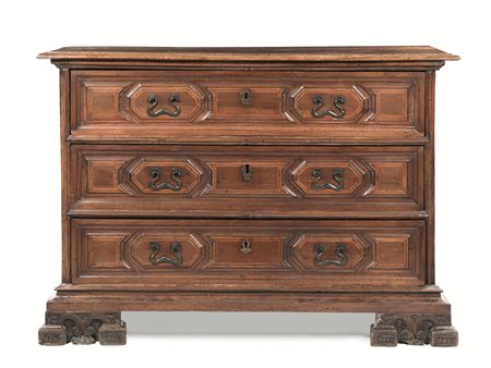 Cassettone, Veneto, metÃ sec. XVII, in noce a patina bionda filettato in...