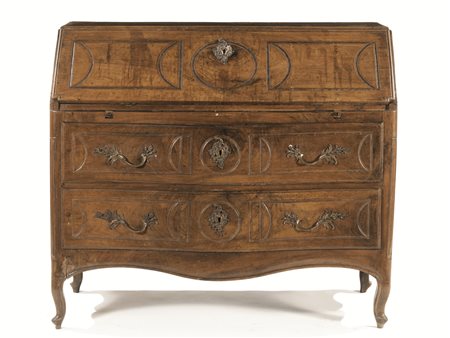Cassettone scrivania, Parma, metÃ sec. XVIII, in noce intagliato, sportello a...