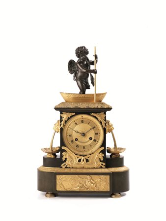 Orologio da tavolo, stile Impero, in metallo dorato, alla sommitÃ Ã¨ presente...