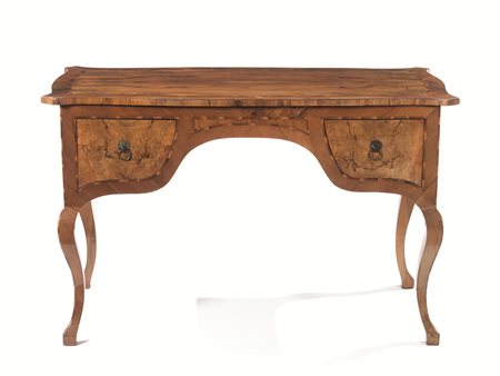 Scrivania da centro, in stile Settecento, in noce e radica di olivo,...