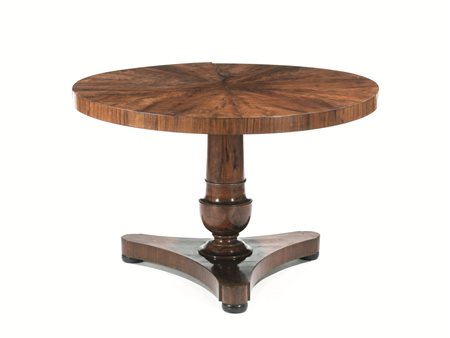 Tavolo da centro, Toscana, prima metÃ sec. XIX, in radica di noce, piano...