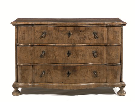 Cassettone, Ferrara, metÃ sec. XVIII, in noce e radica di olivo, piano...