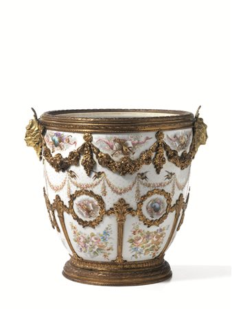 Cachepot, Francia, fine sec. XIX, in porcellana decorata a festoni, volatili...