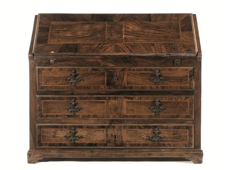 Cassettone scrivania, Toscana, fine sec. XVIII, in noce e radica di noce,...
