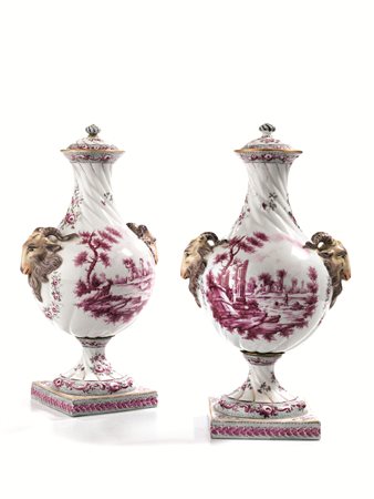 Coppia di vasi, Francia, sec. XIX, in porcellana dipinta in policromia, corpo...