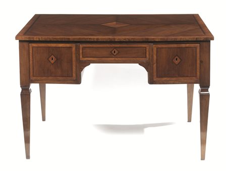 Scrivania, inizi sec. XIX, in noce e ciliegio, piano rettangolare centrato da...