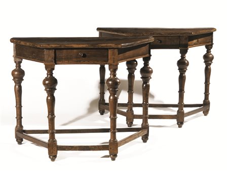 Coppia di tavoli a muro, Toscana, inizi sec. XVIII, in noce a patina scura,...