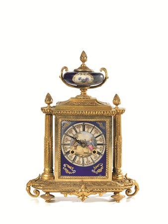 Orologio soprammobile, in stile Settecento, in metallo dorato e placchette di...