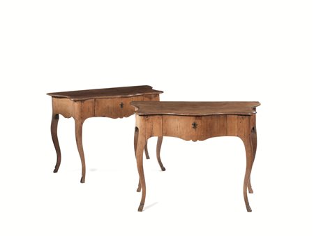 Coppia di consoles, Toscana, metÃ sec. XVIII, in noce a patina bionda, piano...