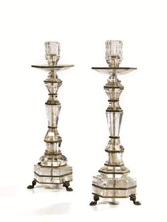 Coppia di candelieri, in cristallo di rocca, poggianti su tre piedini in...