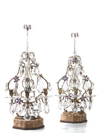 Coppia di girandoles, sec. XVIII, in bronzo dorato con pendenti in cristallo...