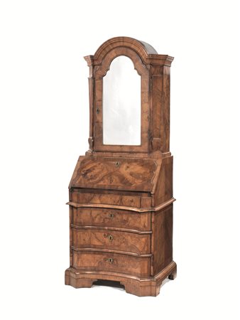 Bureau-trumeau, sec. XIX, in stile veneto del Settecento, in noce e radica di...