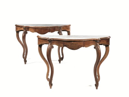 Coppia di consoles, metÃ sec. XIX, in noce a patina bionda, piano in marmo...