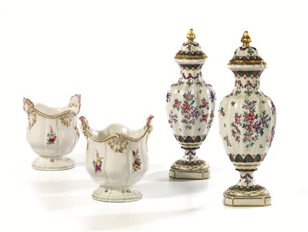 Coppia di rinfrescatoi, in porcellana, bordo smerlato con presa a petali...