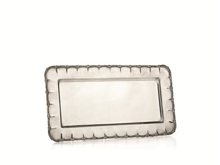 Legumiera, in argento, di forma rettangolare sagomata e decorata con motivi a...