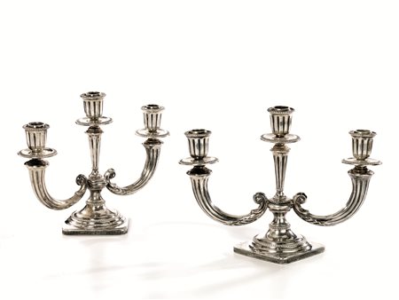 Coppia di candelabri, in argento, ciascuno a due bracci per complessive tre...