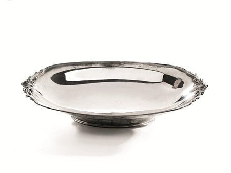 Alzata, di forma ovale, in argento, anse a voluta vegetale, cm 39,5x26x5, g...