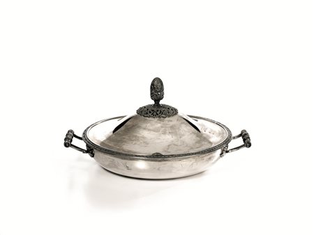 Legumiera, di forma circolare in argento, a due manici e coperchio con presa...