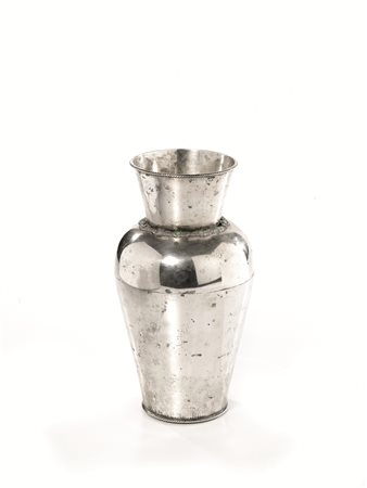 Vaso da fiori, in argento, base lavorata a cordonetto, sul collo decorazione...
