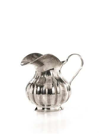 Brocca, in argento, corpo globulare baccellato, alt. cm 21,5, g 930&nbsp;