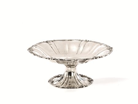 Fruttiera, in argento, bordo smerlato e decorato a motivi vegetali, su piede...