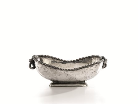 Cestina, in argento, bordo a cordonetto e anse a corda, cm 32x21, g 1060