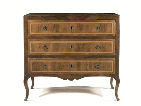 Cassettone, Siena, fine sec. XVIII, in noce intagliato, piano rettangolare,...