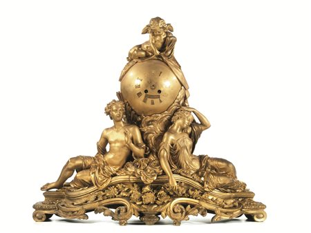 Grande orologio da tavolo, sec. XX, in bronzo dorato, base modellata a volute...