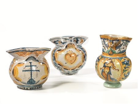 Tre brocche, fine sec. XVIII, in maiolica a fondo bianco, decorate con figura...