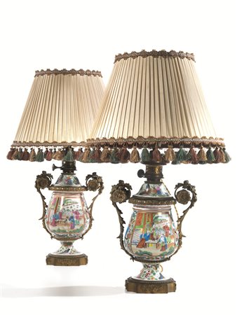 Coppia di potiche, sec. XIX, in porcellana cinese con montatura in bronzo,...