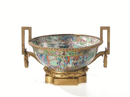 Coppa, sec. XIX, in porcellana orientale, con montatura in bronzo dorato, cm...