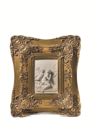 Tre bassorilievi, fine sec. XIX, in polvere di marmo, raffiguranti amorini...