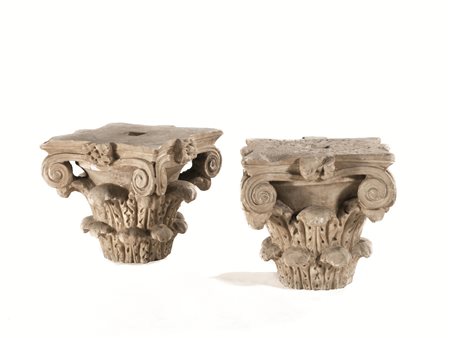 Coppia di capitelli, sec. XV, in marmo bianco, in stile composito con rosetta...