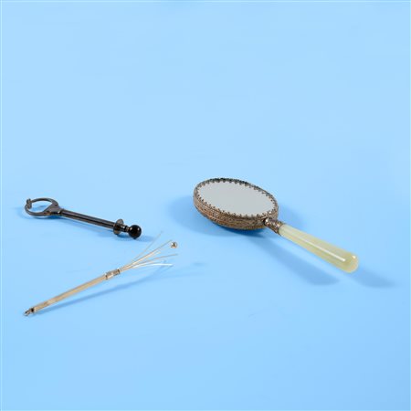 Lotto composto da sgasatore, pinza, specchio