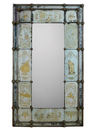   Antica specchiera di Murano decorata con elementi floreale a rilievo e scene veneziane incise e dorate.  fine del XIX secolo