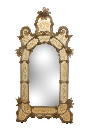    Grande specchiera a cartiglio in vetro di Murano decorato in foglia d'oro con motivi floreali incisi.  inizi del XX secolo
