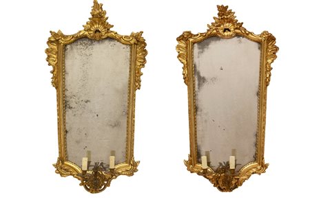    Coppia di specchiere Luigi XVI. Cornice con cimasa a pinnacchio e drappi degradanti con calate e decori.  