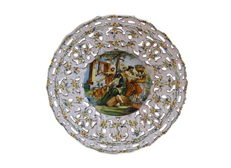    Grande piatto traforato realizzato per la Simac di Castelli con decoro floreale sulla tesa e scena agreste con raccolta del grano e torchiatura dell'uva 