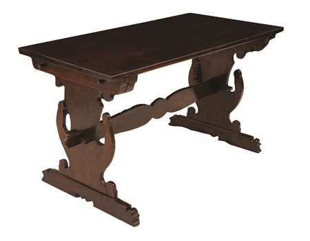    Tavolo scrittoio in noce con piano in asse unica. Piede sagomato ad asso di coppe. Centro Italia, prima metà del XVII secolo 