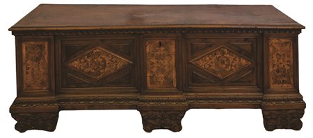    Cassapanca nobiliare in noce scolpita e intarsiata. Veneto, XVII secolo 