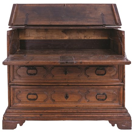    Cassettone a ribalta in noce. Centro Italia, XVII secolo 