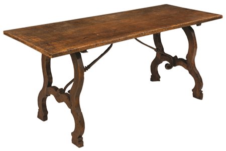    Tavolo fratino in noce. Piano in asse unica. Italia Centrale, XVII secolo 