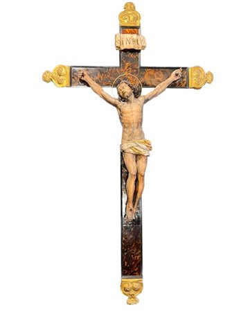    Antico crocifisso in alabastro rosa con cornici in ebano e canti in rame dorato. Cartiglio recante l'iscrizione I.N.R.I. in alabastro rosa. 