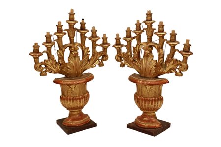    Coppia di flambeaux a 7 luci in legno dorato a foglia oro. Sicilia, XVII secolo. 