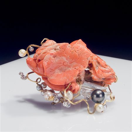 Scultura in corallo giapponese, oro e perle, Milano ultimo quarto del XX secolo   