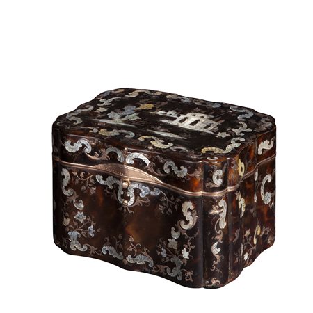 Rara scatola in tartaruga intarsiata in oro rosa e madreperla, Sarao circa 1740   