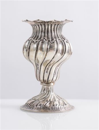 Piccolo vaso in argento 800.